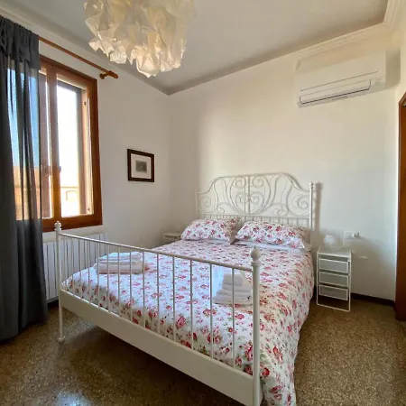 Apartament Calle San Giacomo Wenecja